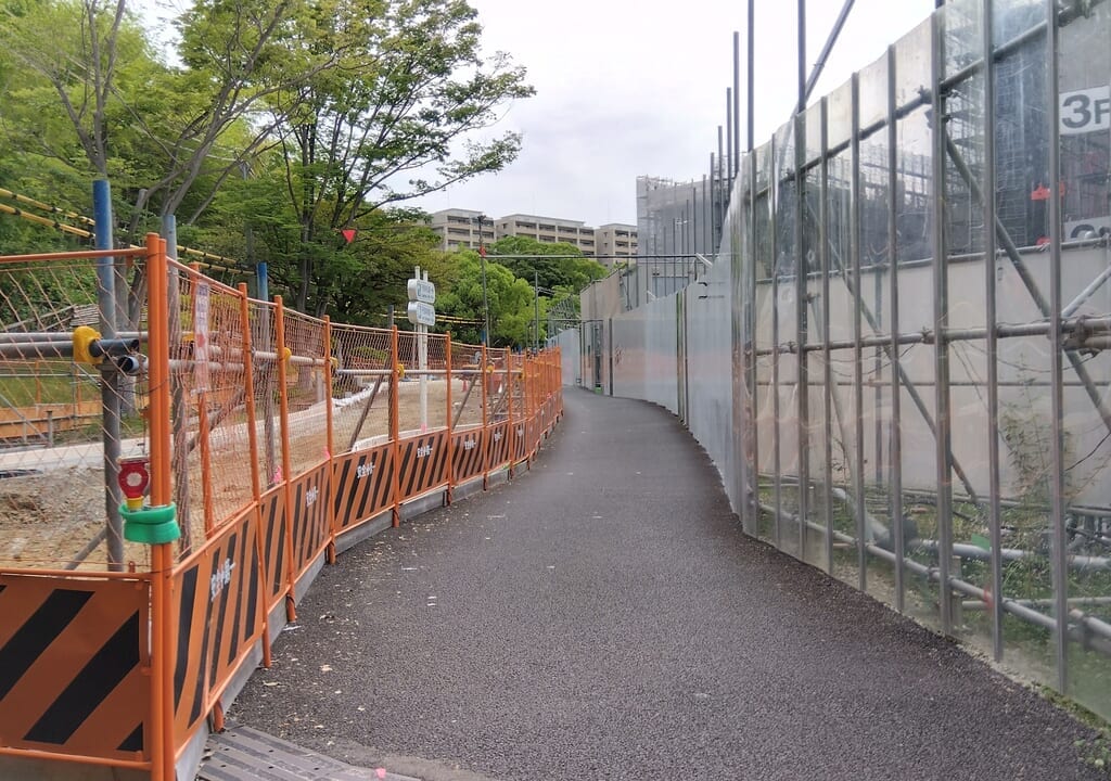 工事中のこぼれび通り