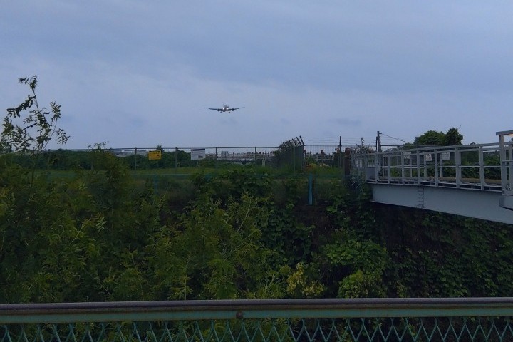 飛行機の着陸千里川土手