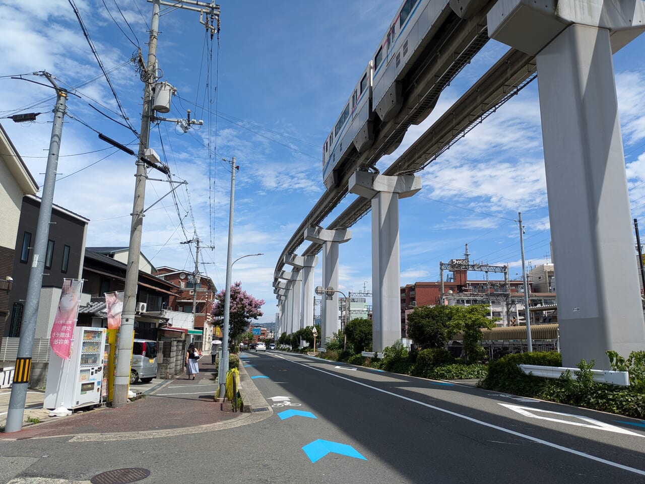 蛍池線路沿い宝塚方向道路