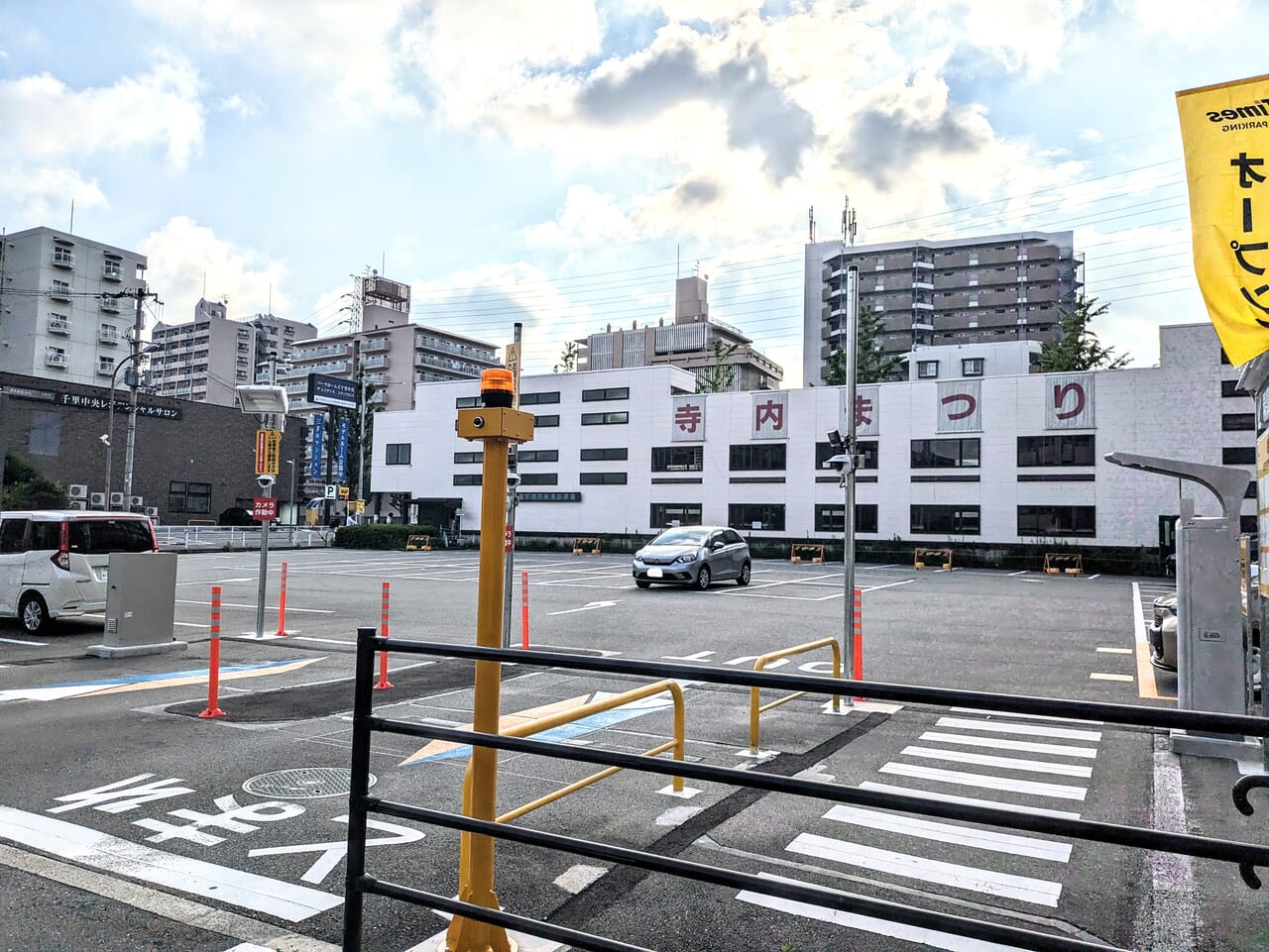 緑地公園駅ビル北側駐車場