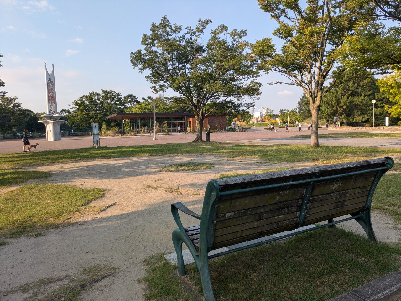 服部緑地公園ベンチから見た西中央広場