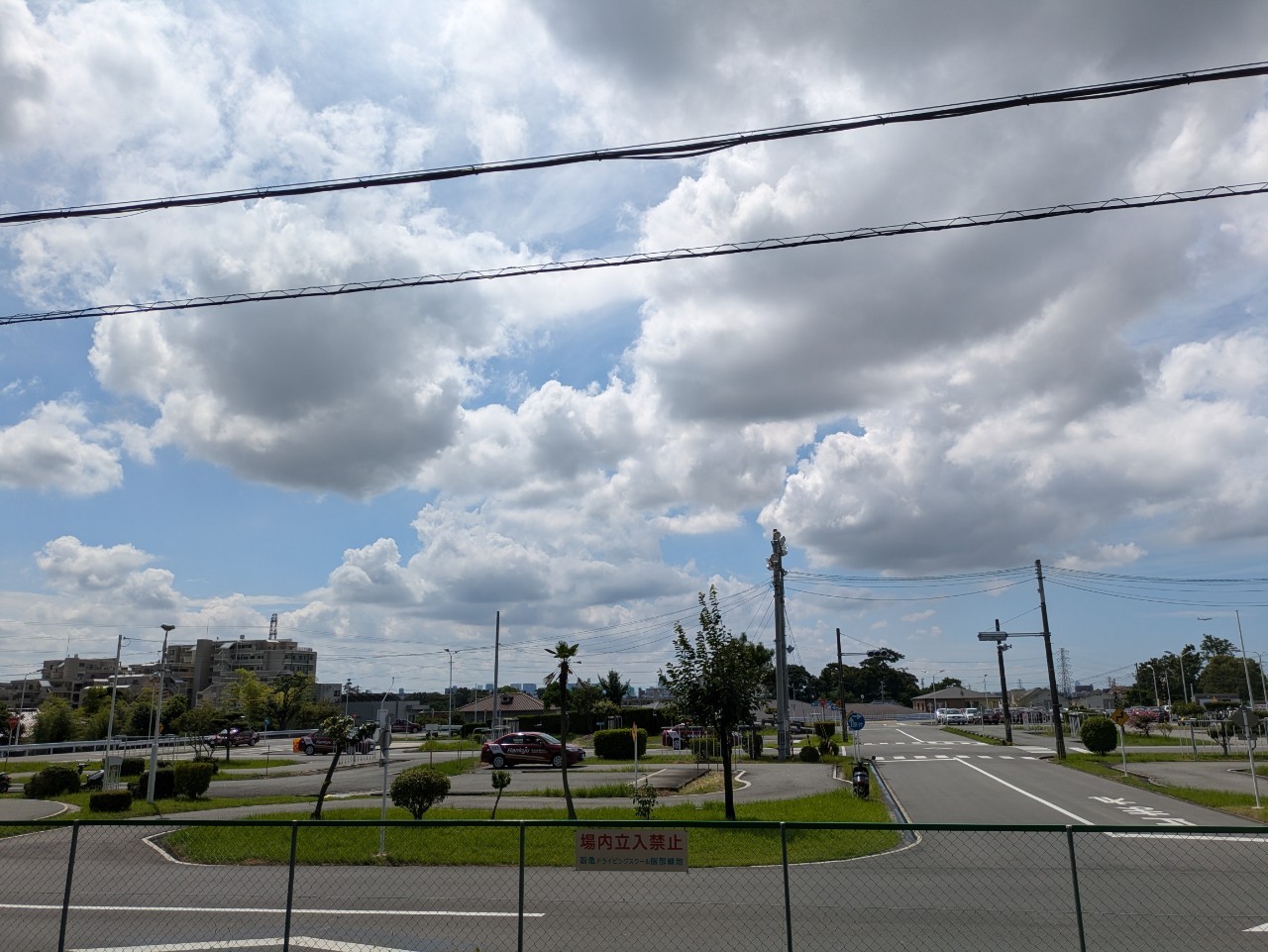 道路から見える阪急ドライビングスクール服部緑地