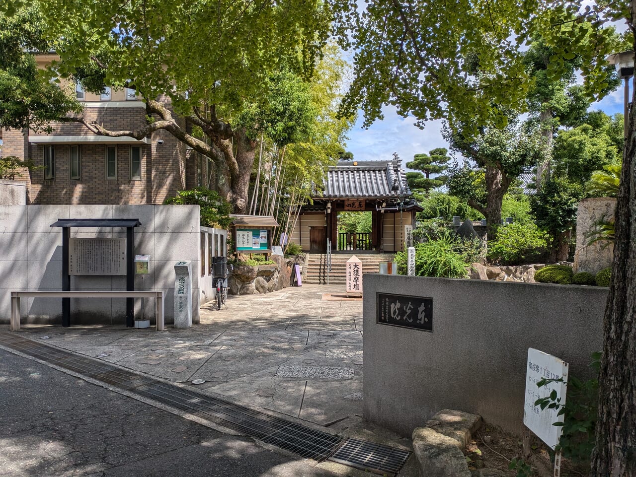 東光院萩の寺山門外