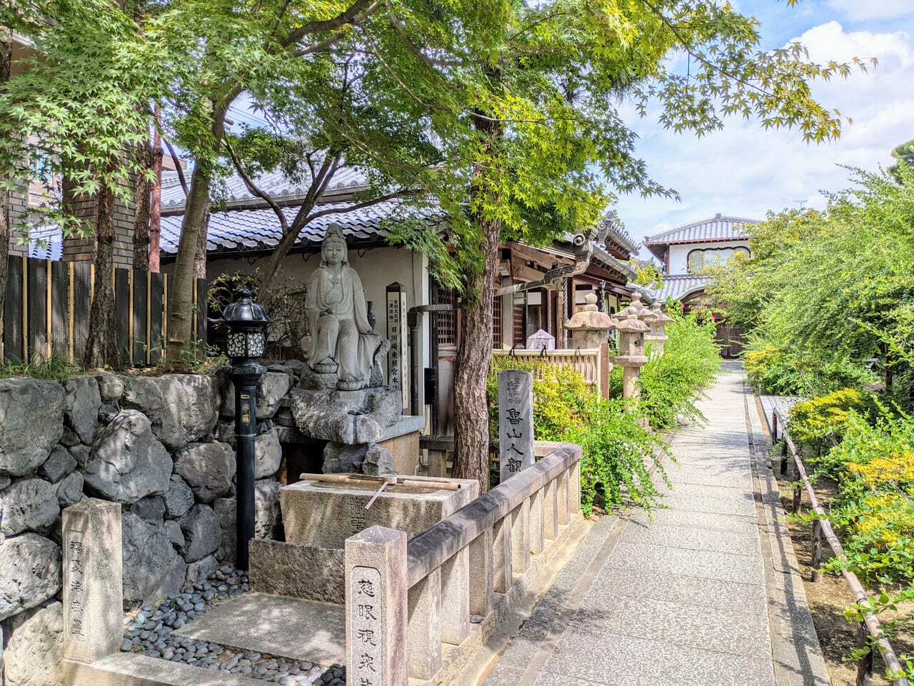 東光院萩の寺を山門から見る