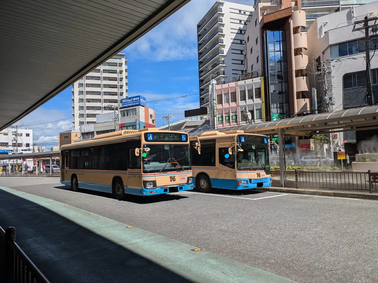 阪急バスの車両。豊中駅前