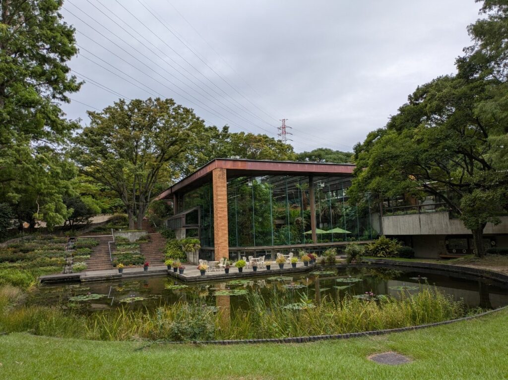 服部緑地都市緑化植物園の温室と池