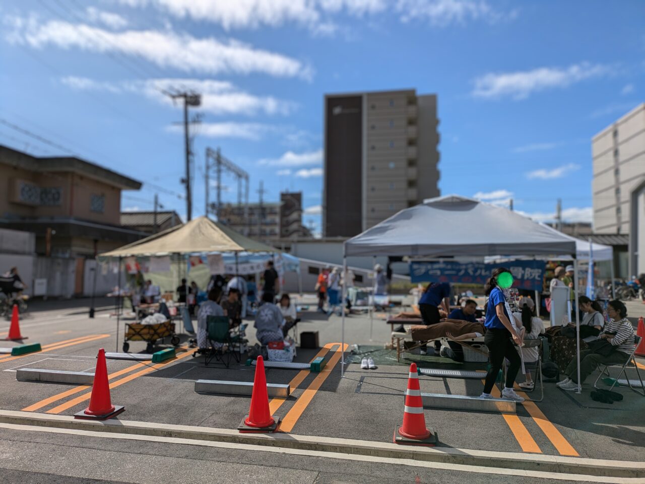 2024服部足まつり神社の向かいの駐車場を使った会場