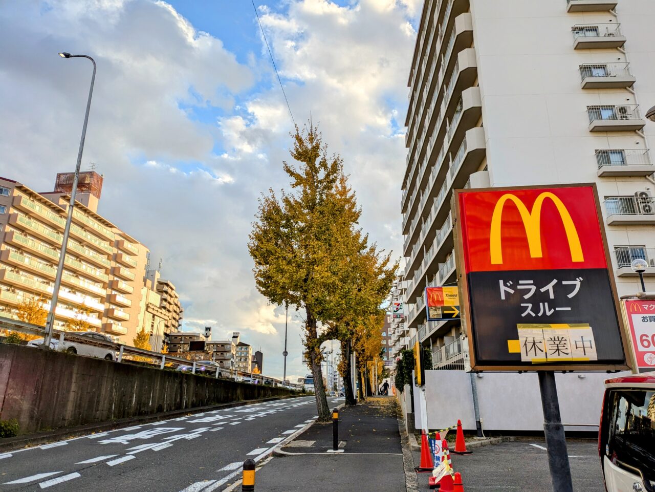 「マクドナルド緑地北店」前の風景