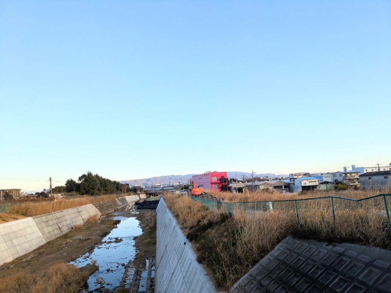 千里川土手改修工事の様子遠景