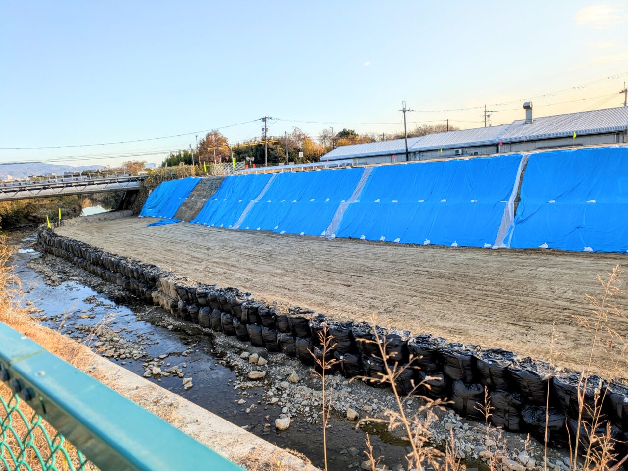 千里川土手護岸工事の風景