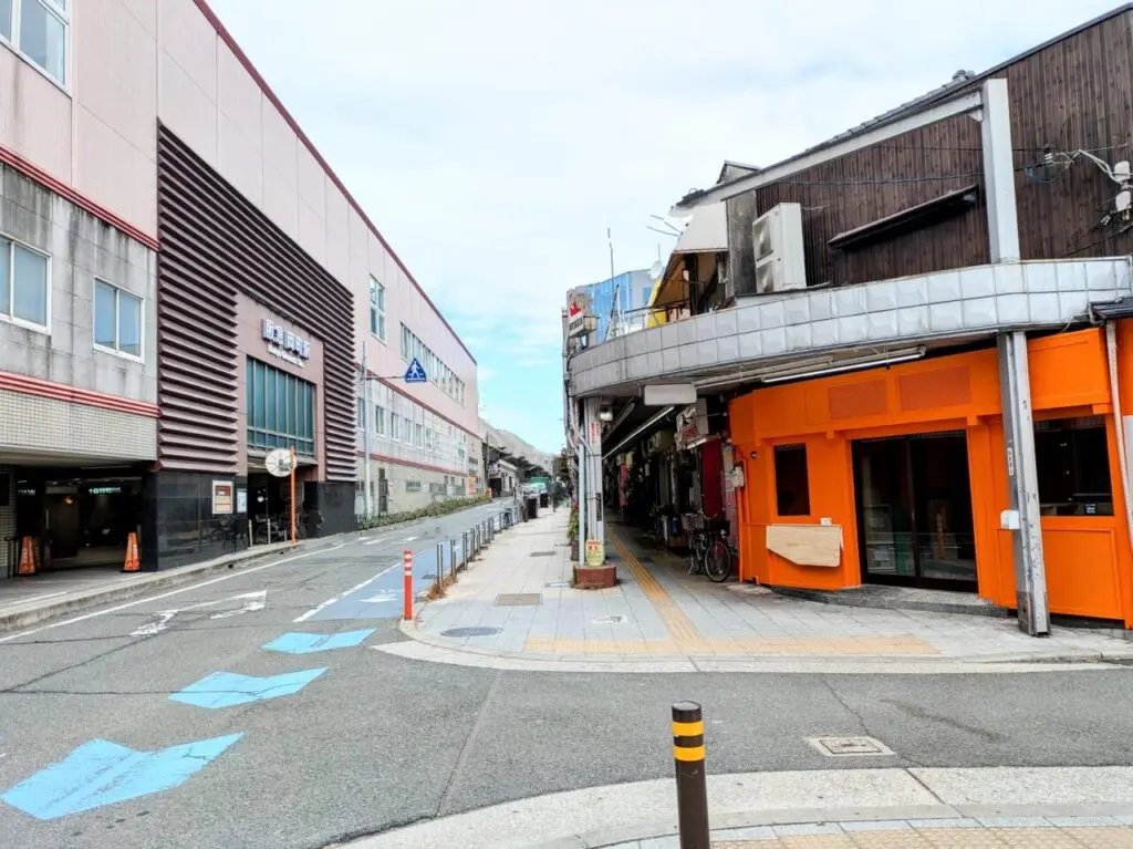 ニューリトルインディア　店舗と岡町駅