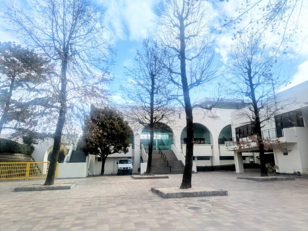 服部陸上競技場外観