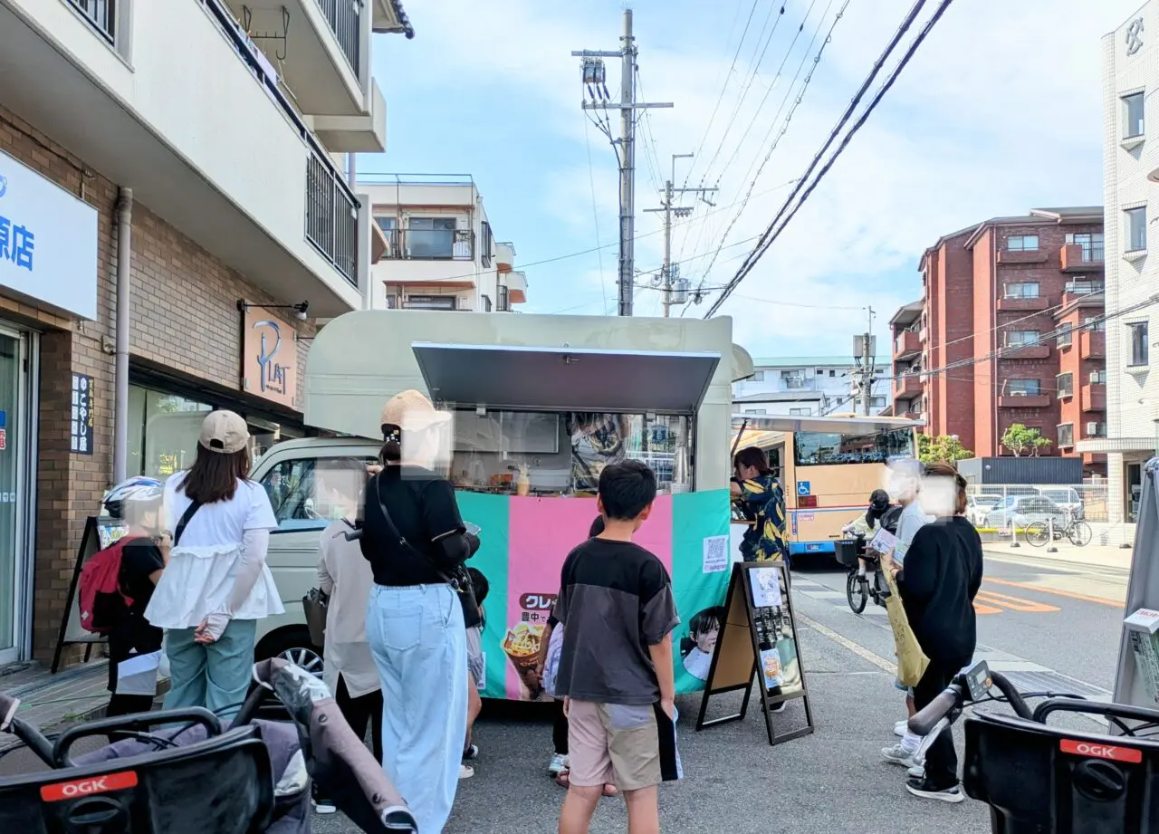 Crêperie HanaHanaキッチンカーエディオン柴原店前