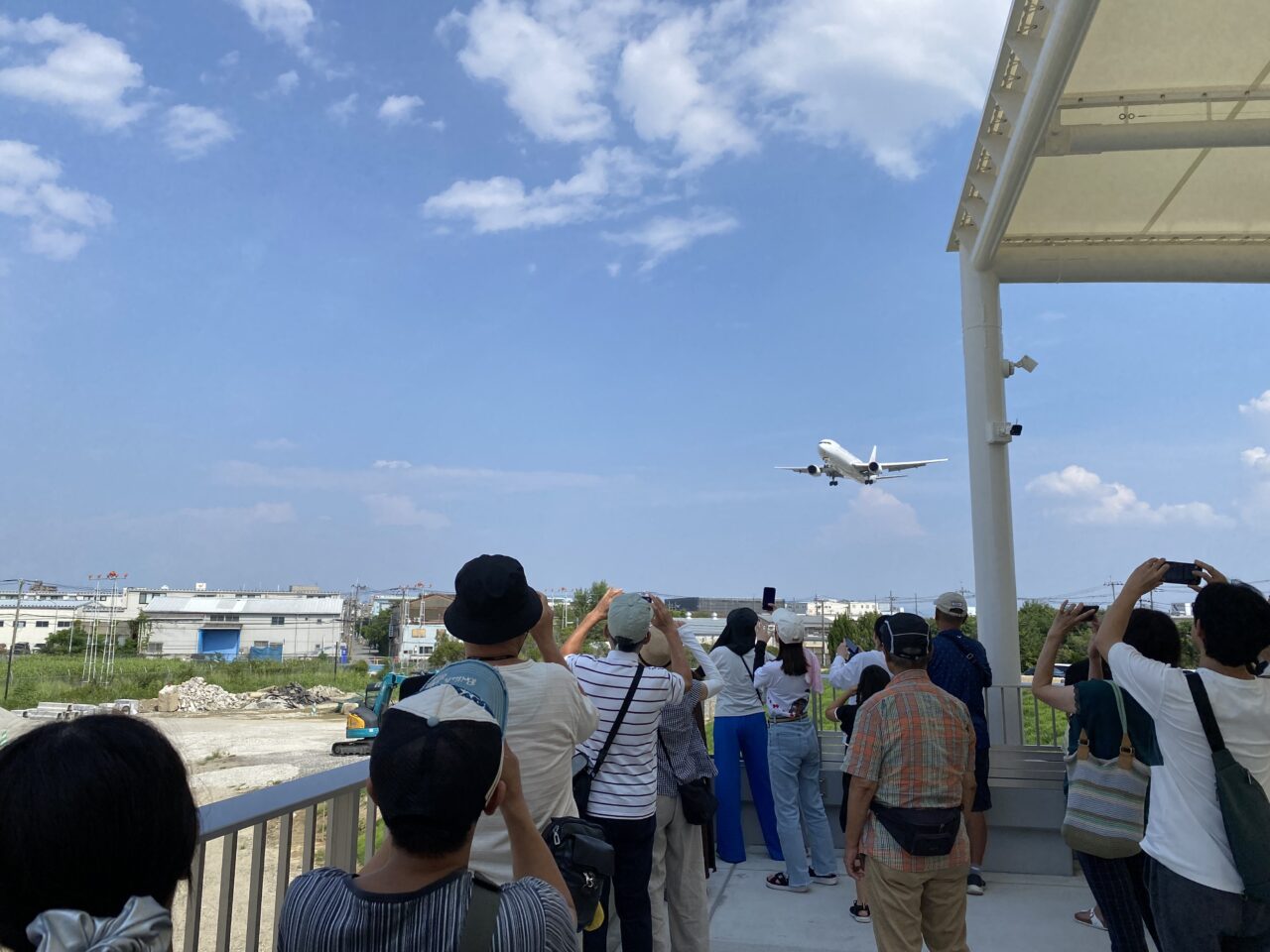 豊中つばさ公園ma-zika屋根付展望広場に接近する飛行機