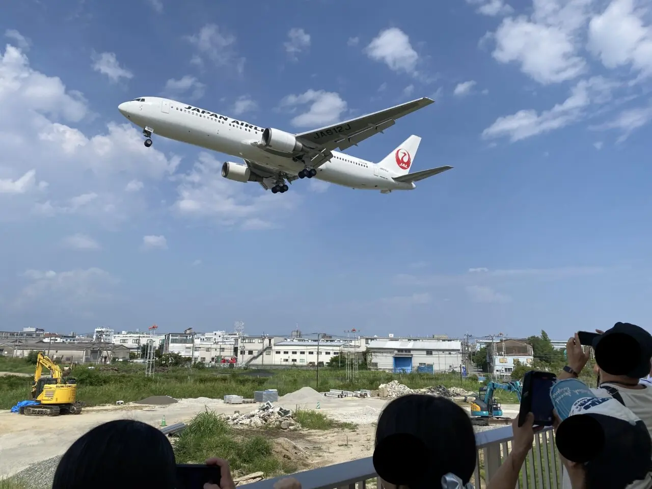 豊中つばさ公園ma-zika屋根付展望広場から見る飛行機