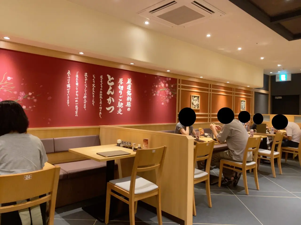 とんかつ神楽坂さくら豊中庄内店内装