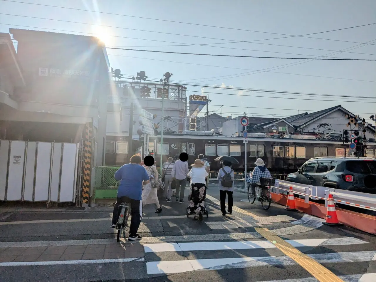 服部天神駅前の踏切前