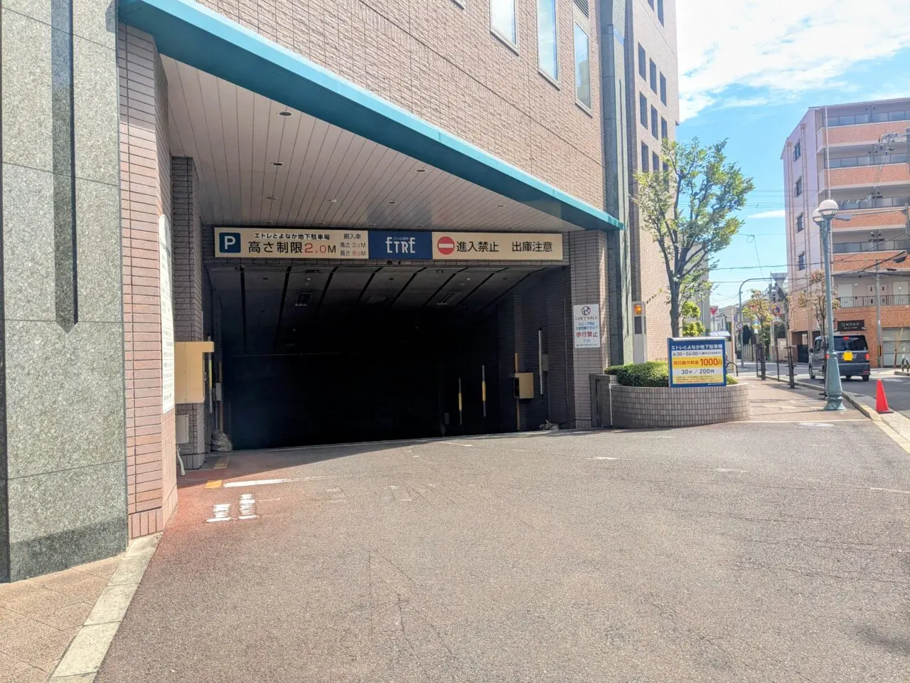 エトレ豊中駐車場入口