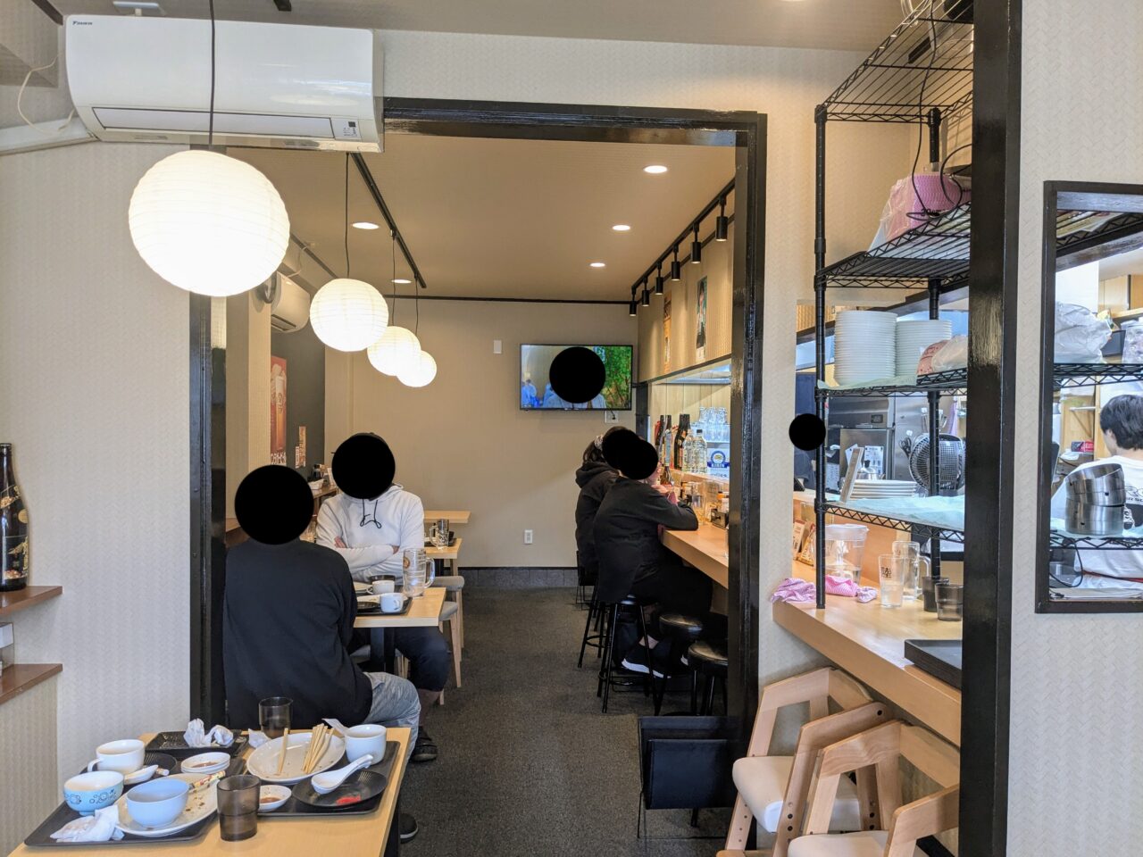 あの餃子家店内