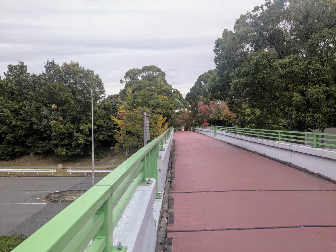 千里中央公園への歩道橋