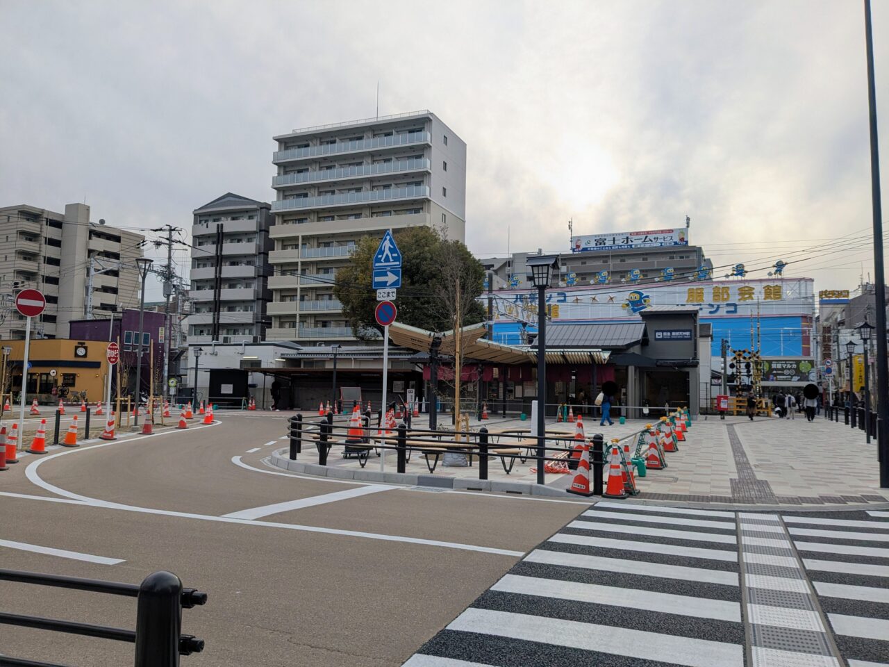 服部天神駅前広場