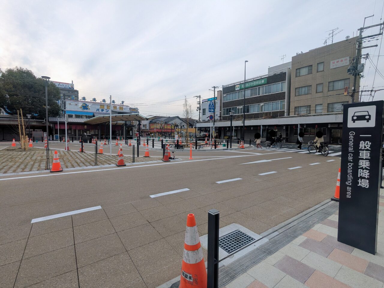 服部天神駅前広場