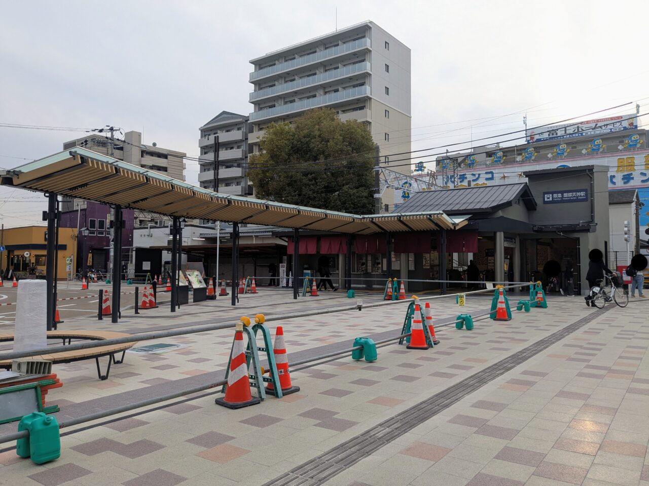 服部天神駅前広場