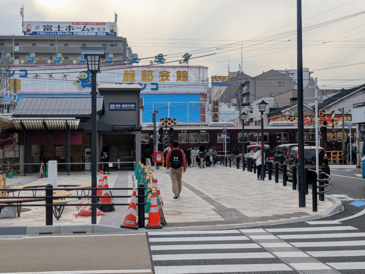 服部天神駅前広場