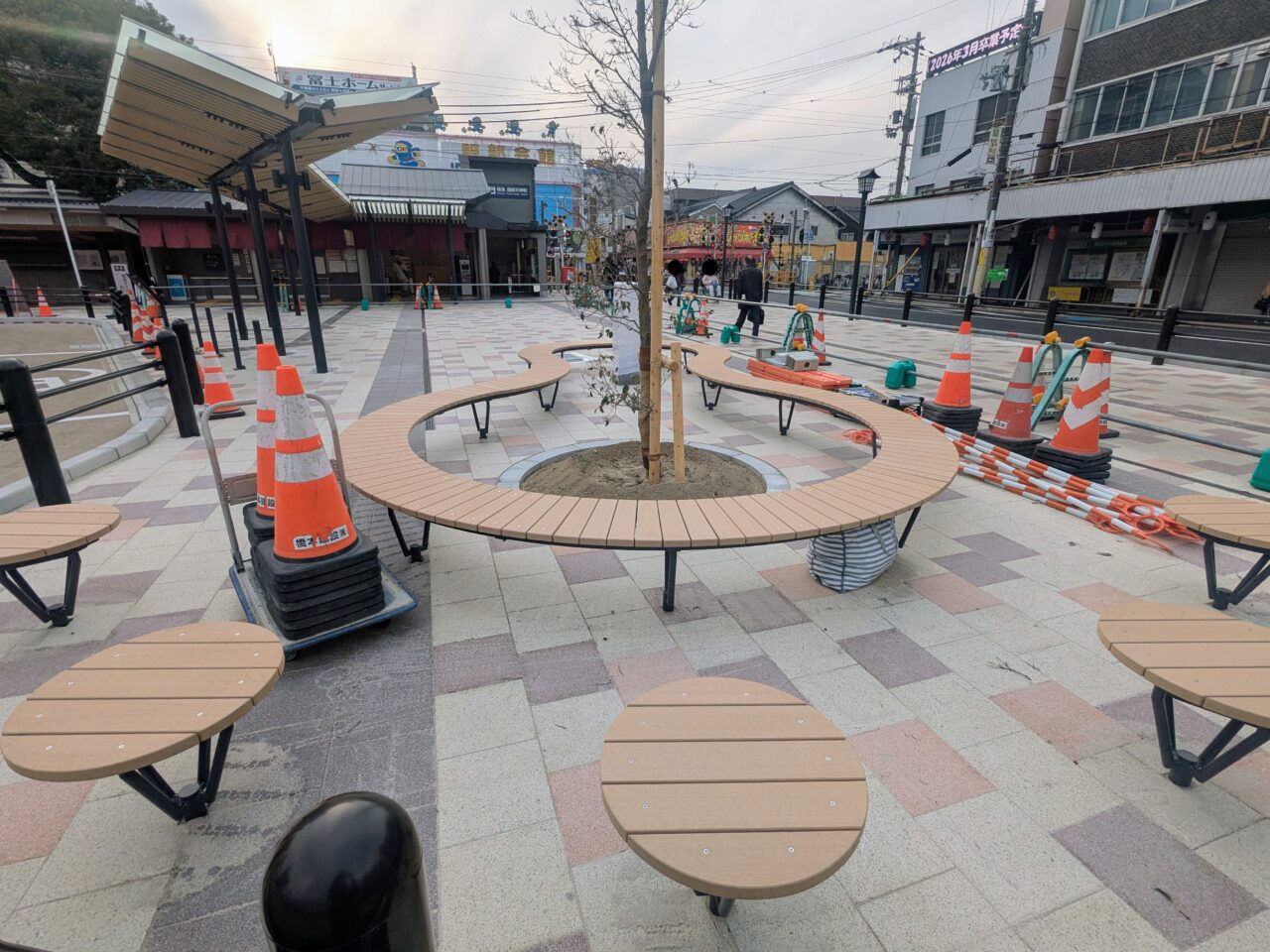 服部天神駅前広場